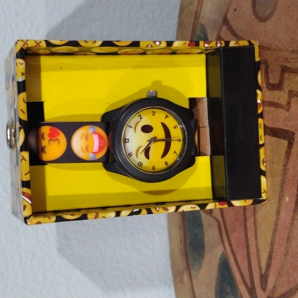 Watch emoji New - Picture 1 of 2